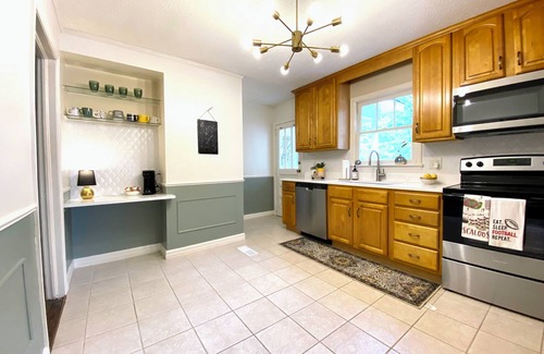 Northport Casa | Midcentury Bungalow with 3 Bedrooms in downtown Northport, 3 miles from campus