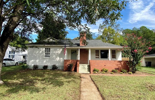 Northport Casa | Midcentury Bungalow with 3 Bedrooms in downtown Northport, 3 miles from campus