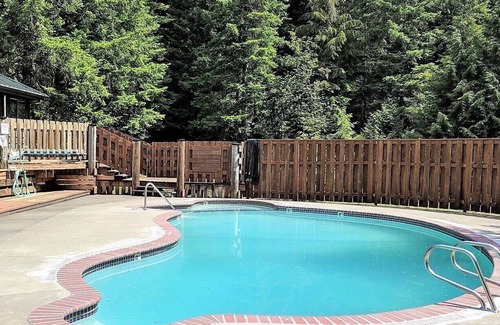 Rhododendron Chalet De Esquí | Midcentury gem with hot tub nestled in the forest