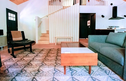 Rhododendron Chalet De Esquí | Midcentury gem with hot tub nestled in the forest