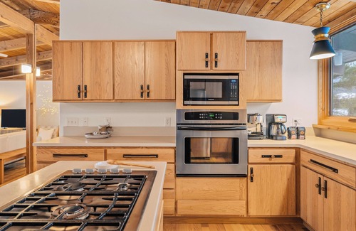 Northport Casa | Midcentury home, private beach, large deck with dining