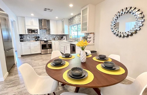The Mesa Casa | MidCentury Modern Pool Home: Amazing Views-Close to Downtown!