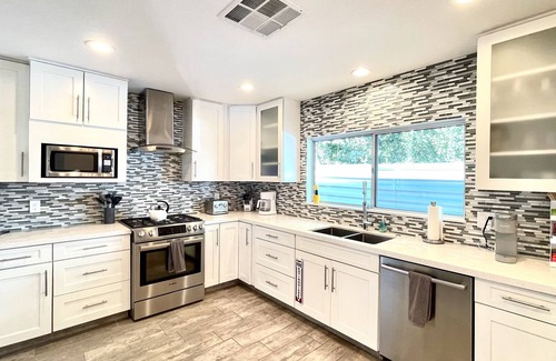 The Mesa Casa | MidCentury Modern Pool Home: Amazing Views-Close to Downtown!