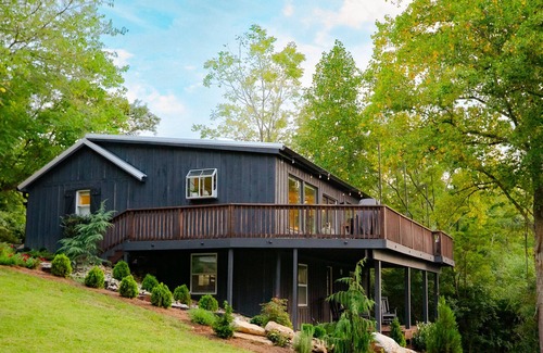 Pegram Cabina | Midcentury Modern View Cabin Near Nashville