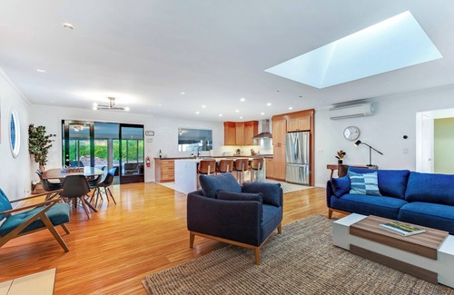Memorial Hospital Neighborhood Casa | MidCentury Modern Wine Country Private Pool & Spa