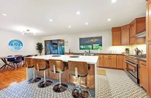 Memorial Hospital Neighborhood Casa | MidCentury Modern Wine Country Private Pool & Spa
