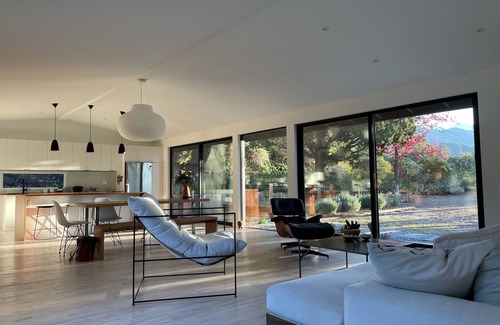 La Canada Flintridge Casa | Midcentury Modern Gem with panoramic mountain and ocean views