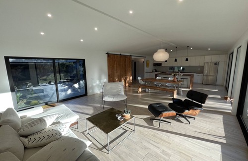 La Canada Flintridge Casa | Midcentury Modern Gem with panoramic mountain and ocean views