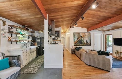 Sammamish Cabina | Midcentury Waterfront Retreat w/hottub dock beach