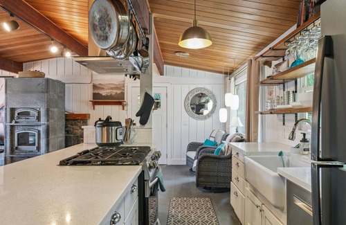 Sammamish Cabina | Midcentury Waterfront Retreat w/hottub dock beach