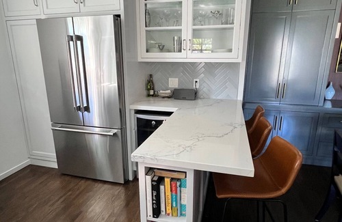 Mid-Wilshire Casa | MidCity Oasis: Charming 2-br 2-ba house w/ porch, fireplace & giant yard!