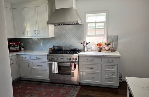 Mid-Wilshire Casa | MidCity Oasis: Charming 2-br 2-ba house w/ porch, fireplace & giant yard!