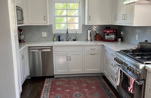 Mid-Wilshire Casa | MidCity Oasis: Charming 2-br 2-ba house w/ porch, fireplace & giant yard!