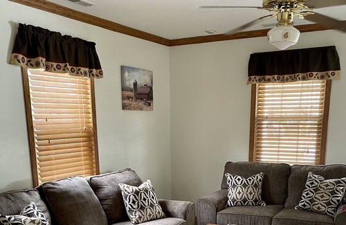 Glen Dale Casa | Middle Gem-Newly Renovated house with everything you will need. Prime location!