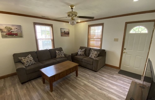 Glen Dale Casa | Middle Gem-Newly Renovated house with everything you will need. Prime location!