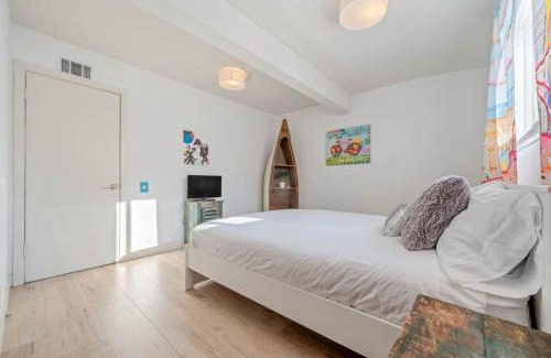 West Hills Casa | Middlebury Heights with Pool