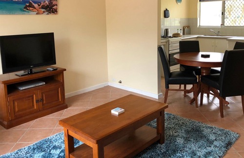 Mira Mar Apartamento | Middleton Mews Unit 5 .....Affordable Quiet Central Location to CBD
