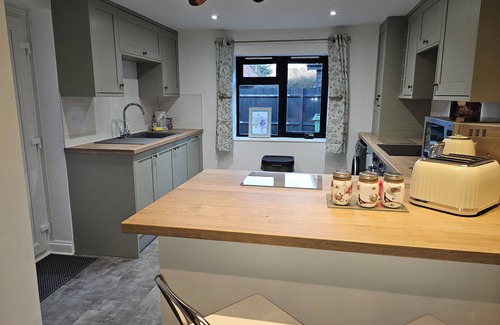 Harleston Cabaña | Middletree ideal modern cottage pet friendly