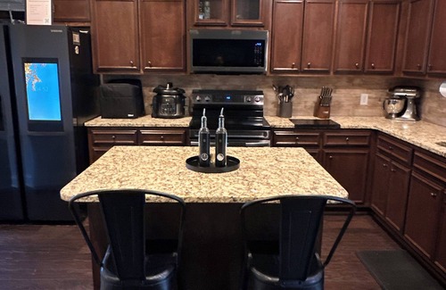 Midland Casa | Midland Manor, your home away from home! PS5, 86in tv, pool table, BBQ & more!