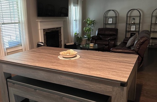 Midland Casa | Midland Manor, your home away from home! PS5, 86in tv, pool table, BBQ & more!