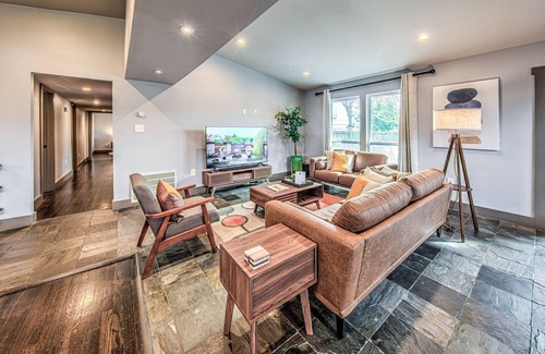 Westbury Casa | #MIDMODLUXE⭐️Slps16🛏HeatedPool☀️FirePit🔥HtownCentral Edit