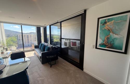 Braddon Apartamento | Midnight Luxe 1BR Apartment in the heart of Braddon Views from L7 Pool Sauna Gym Secure Parking Wifi Wine