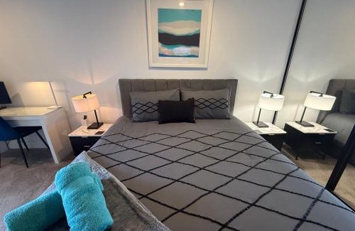 Braddon Apartamento | Midnight Luxe 1BR Apartment in the heart of Braddon Views from L7 Pool Sauna Gym Secure Parking Wifi Wine