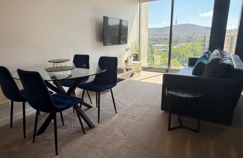 Braddon Apartamento | Midnight Luxe 1BR Apartment in the heart of Braddon Views from L7 Pool Sauna Gym Secure Parking Wifi Wine