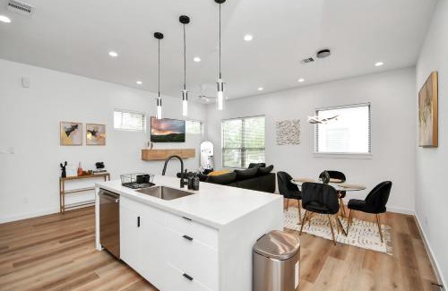 OST - South Union Casa | Midnight Reverie- Luxury Townhouse-Med Center DWTN