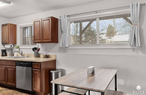 Turnagain Casa | *Midnight Sun Suite*5 mins to Airport *Fast Wifi*