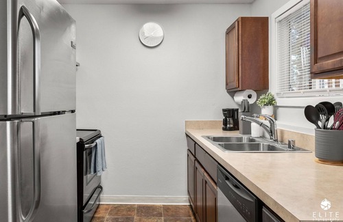 Turnagain Casa | *Midnight Sun Suite*5 mins to Airport *Fast Wifi*
