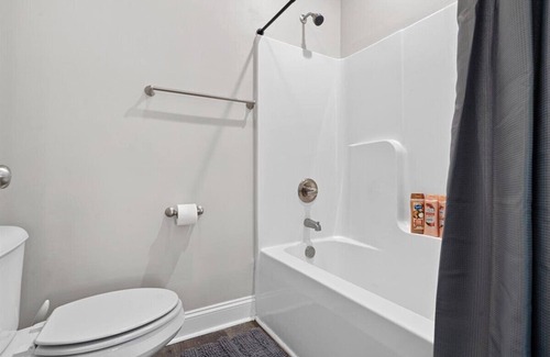Gastonia Casa | MidTerm Stay in Gastonia! Newer Construction w/ King Bed!