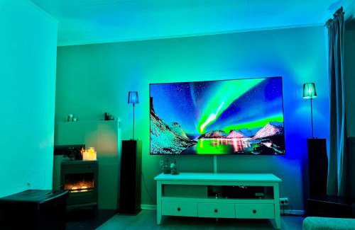 Tromso Apartamento | Midtgaard Modern 2 bedrooms Apartment with premium King Bed, Queen Bed, Free Parking, Perfect Year Round for Exploring Tromsø, Kvaløya and Nearby Islands