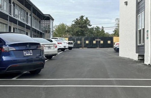 Crosstown Apartamento | Midtown, Gated Parking, Keyless entry