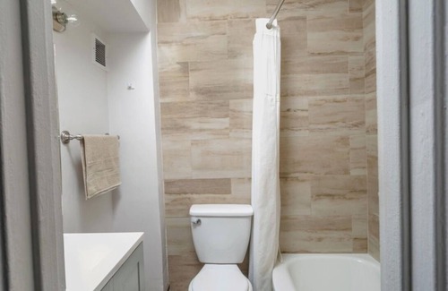 Crosstown Apartamento | Midtown, Gated Parking, Keyless entry