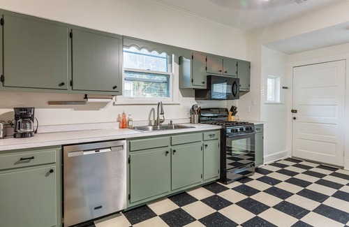 Vollintine-Evergreen Casa | Midtown KING SUITE centrally located with FREE parking