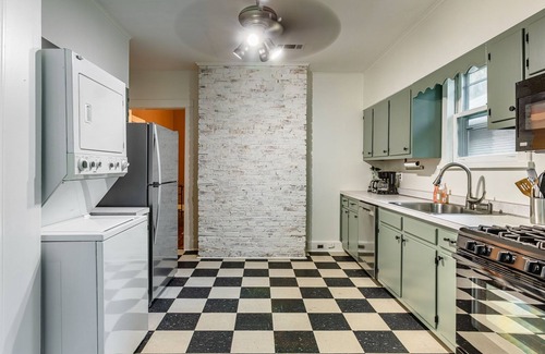 Vollintine-Evergreen Casa | Midtown KING SUITE centrally located with FREE parking