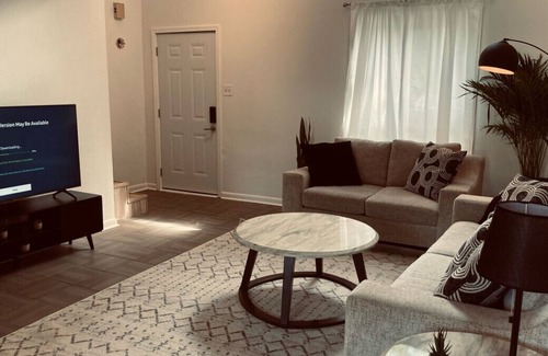 Hillcrest Apartamento | Midtown loft, King bed, touch of modern