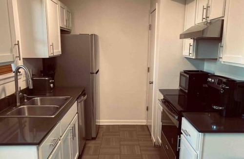 Hillcrest Apartamento | Midtown loft, King bed, touch of modern