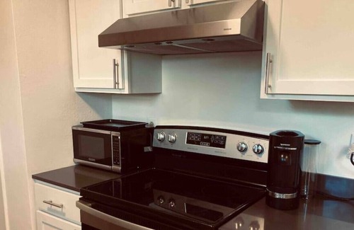 Hillcrest Apartamento | Midtown loft, King bed, touch of modern