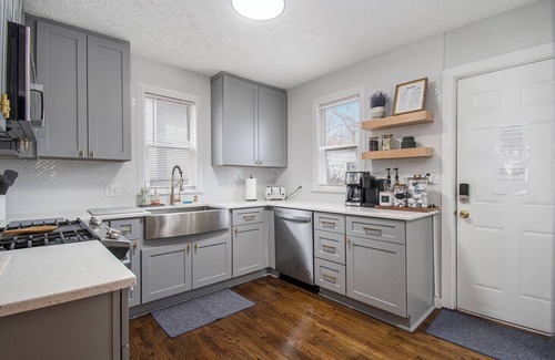 Midtown Casa | Midtown Stay: King Bed I FirePit I Yard I 5 min CHI Arena I CWS I Creighton