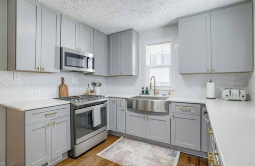 Midtown Casa | Midtown Stay: King Bed I FirePit I Yard I 5 min CHI Arena I CWS I Creighton