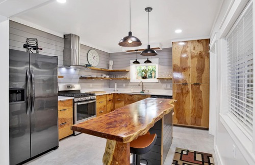 Fairhope Casa | MidtownMidCenturyModern, FREE golfcart. Close to downtown, 3bds, 2baths. Office
