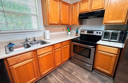 Mableton Casa | Midweek Pricing! 2BR Retreat w/ Deck Near ATL