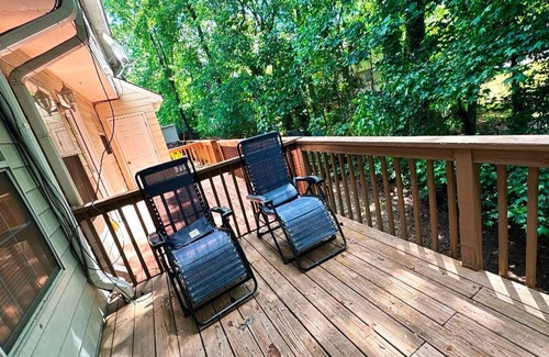 Mableton Casa | Midweek Pricing! 2BR Retreat w/ Deck Near ATL