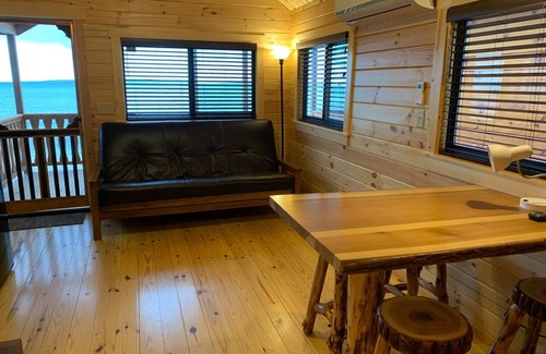 Mackinaw City Cabina | Mighty Mac Bridgeview Cabin 2