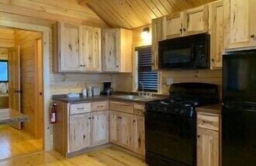 Mackinaw City Cabina | Mighty Mac Bridgeview Cabin 4