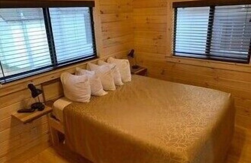 Mackinaw City Cabina | Mighty Mac Bridgeview Cabin 4