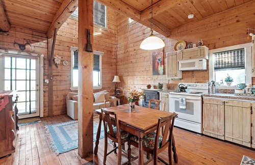 Fredericksburg Cabina | Mighty Oak Log Cabin - Authentic log cabin - Short drive to downtown