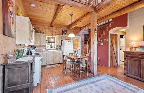 Fredericksburg Cabina | Mighty Oak Log Cabin - Authentic log cabin - Short drive to downtown